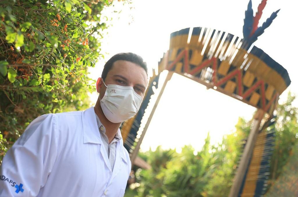 Helio Veira medico chega à aldeia em Alagoas